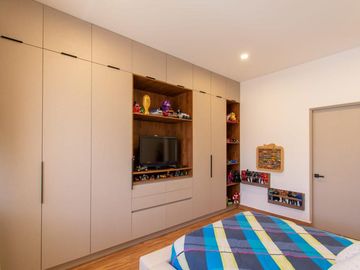 Venta de casa con 4 recamaras una en planta baja, en Lomas de Juriquilla