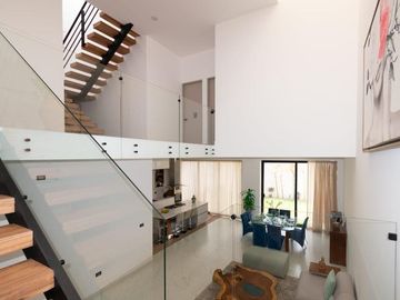 Venta de casa con 4 recamaras una en planta baja, en Lomas de Juriquilla