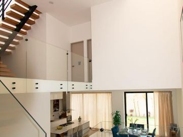 Venta de casa con 4 recamaras una en planta baja, en Lomas de Juriquilla
