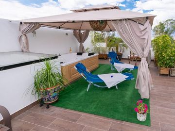 Venta de casa con 4 recamaras una en planta baja, en Lomas de Juriquilla