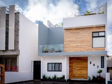 Venta de casa con 4 recamaras una en planta baja, en Lomas de Juriquilla