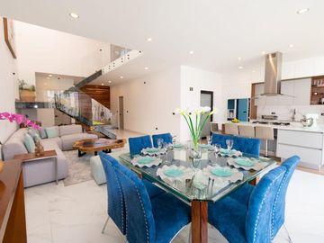 Venta de casa con 4 recamaras una en planta baja, en Lomas de Juriquilla