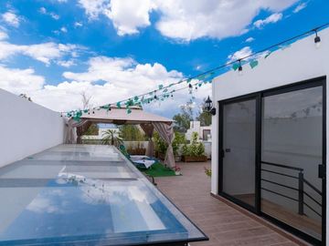 Venta de casa con 4 recamaras una en planta baja, en Lomas de Juriquilla