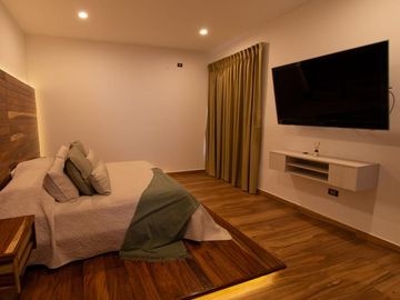 Venta de casa con 4 recamaras una en planta baja, en Lomas de Juriquilla