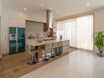 Venta de casa con 4 recamaras una en planta baja, en Lomas de Juriquilla