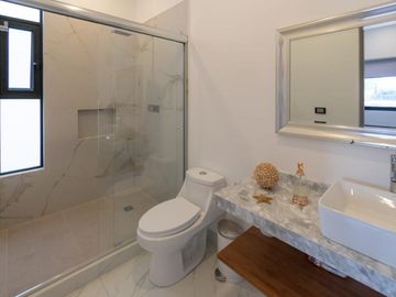 Venta de casa con 4 recamaras una en planta baja, en Lomas de Juriquilla