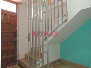 Vendo Casa De Dos Pisos Con Cochera Urb. Remigio Silva.( C.DELGADO)