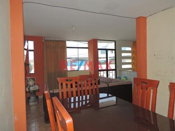 Vendo Casa De Dos Pisos Con Cochera Urb. Remigio Silva.( C.DELGADO)
