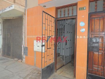 Vendo Casa De Dos Pisos Con Cochera Urb. Remigio Silva.( C.DELGADO)