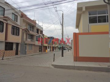 Vendo Casa De Dos Pisos Con Cochera Urb. Remigio Silva.( C.DELGADO)