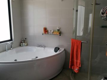 VENDO HERMOSA CASA EN TUMBACO