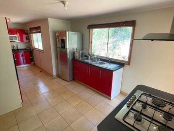 🏡León Propiedades vende hermosa casa en condominio en sector lo Aguila, Curacaví🏡