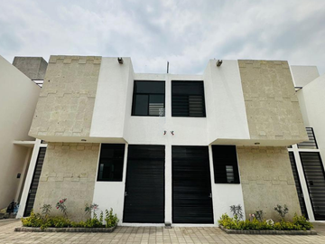 Casa en Venta, Fracc. Distrito Las Flores, Uriangato, Gto.