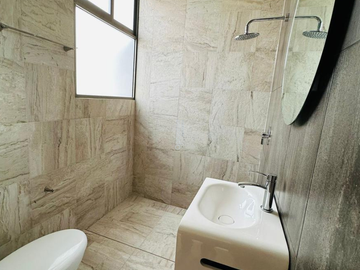 Casa en Venta, Fracc. Distrito Las Flores, Uriangato, Gto.