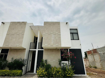 Casa en Venta, Fracc. Distrito Las Flores, Uriangato, Gto.