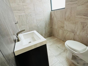Casa en Venta, Fracc. Distrito Las Flores, Uriangato, Gto.