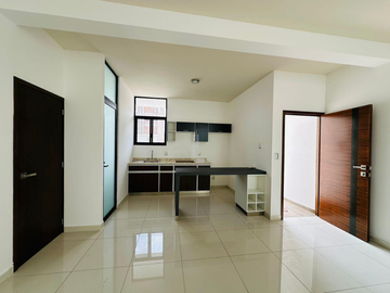 Casa en Venta, Fracc. Distrito Las Flores, Uriangato, Gto.