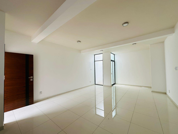 Casa en Venta, Fracc. Distrito Las Flores, Uriangato, Gto.