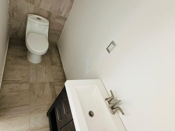 Casa en Venta, Fracc. Distrito Las Flores, Uriangato, Gto.