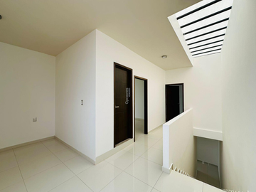 Casa en Venta, Fracc. Distrito Las Flores, Uriangato, Gto.