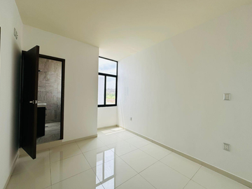 Casa en Venta, Fracc. Distrito Las Flores, Uriangato, Gto.