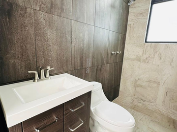 Casa en Venta, Fracc. Distrito Las Flores, Uriangato, Gto.