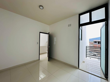 Casa en Venta, Fracc. Distrito Las Flores, Uriangato, Gto.