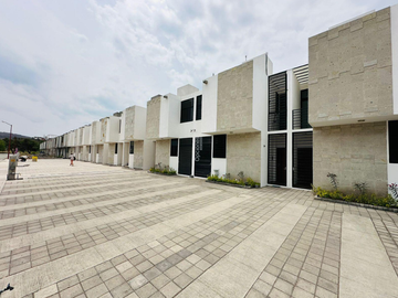 Casa en Venta, Fracc. Distrito Las Flores, Uriangato, Gto.