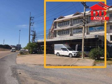 ขายอาคารพานิชย์ 3 ชั้นครึ่ง 3 คูหา ติดถนนสายเอเซีย จังหวัดสิงห์บุรี รหัส B8007