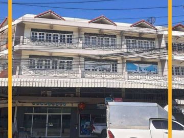 ขายอาคารพานิชย์ 3 ชั้นครึ่ง 3 คูหา ติดถนนสายเอเซีย จังหวัดสิงห์บุรี รหัส B8007