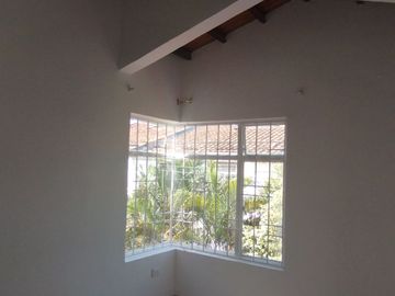 13941 Vendo casa Peatonal esquinera frente al parque