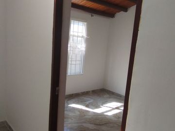 13941 Vendo casa Peatonal esquinera frente al parque