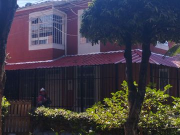 13941 Vendo casa Peatonal esquinera frente al parque