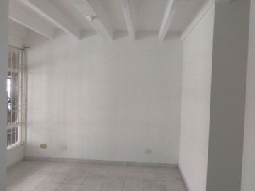 13941 Vendo casa Peatonal esquinera frente al parque