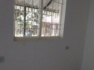 13941 Vendo casa Peatonal esquinera frente al parque