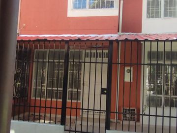 13941 Vendo casa Peatonal esquinera frente al parque