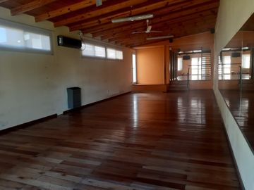 IMPORTANTE CASA DE 3 DORM +QUINCHO+PILETA Y SALON