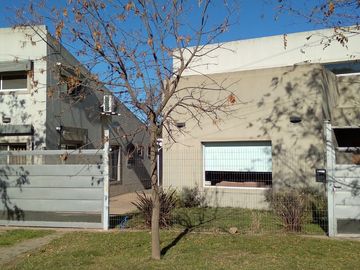 IMPORTANTE CASA DE 3 DORM +QUINCHO+PILETA Y SALON