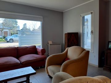 IMPORTANTE CASA DE 3 DORM +QUINCHO+PILETA Y SALON