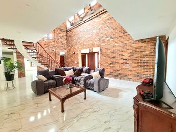 SE VENDE CASA DE 2 NIVELES, EN CALI, COLOMBIA, ZONA SUR, SECTOR PANCE.