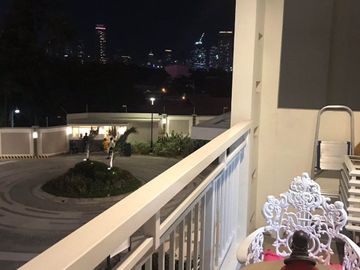 1 BEDROOM End Unit with Balcony (facing garden)