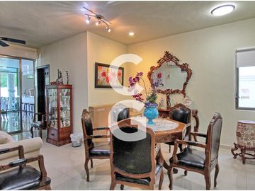 Casa en Venta en Cancun en Residencial Villa Magna con Alberca y Jardin