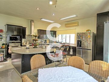 Casa en Venta en Cancun en Residencial Villa Magna con Alberca y Jardin