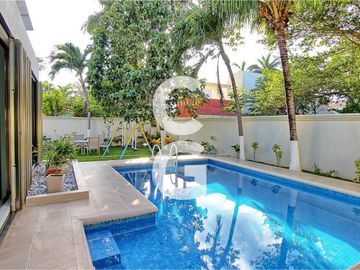 Casa en Venta en Cancun en Residencial Villa Magna con Alberca y Jardin