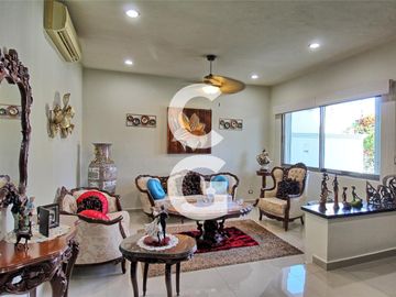Casa en Venta en Cancun en Residencial Villa Magna con Alberca y Jardin