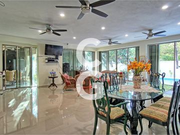 Casa en Venta en Cancun en Residencial Villa Magna con Alberca y Jardin