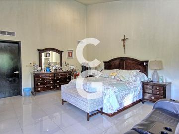 Casa en Venta en Cancun en Residencial Villa Magna con Alberca y Jardin