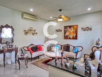 Casa en Venta en Cancun en Residencial Villa Magna con Alberca y Jardin