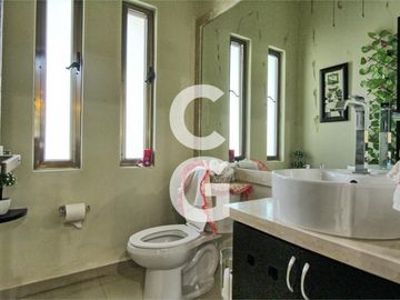 Casa en Venta en Cancun en Residencial Villa Magna con Alberca y Jardin