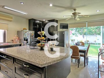 Casa en Venta en Cancun en Residencial Villa Magna con Alberca y Jardin